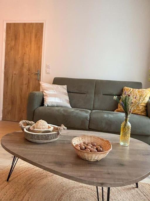 Bois Flotte Netflix Parking Apartment *